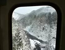 Akita Nairiku Bahn, Mittelteil: Die Fahrt hinauf zum Scheiteltunnel f�hrt �ber Schluchten, die in allen Jahreszeiten eindrucksvoll sind. Bild zwischen Hitachinai und Oku Ani aus Wagen 8805, 14.Februar 2013. 