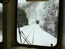 Akita Nairiku Bahn, Mittelteil: Einfahrt in den erst 1989 er�ffneten, 5,7 km langen Scheiteltunnel, der in die Hochebene des Tazawako-Seengebiets in Zentral-Akita m�ndet. Kaum vorzustellen, dass dieses Bauwerk seine Funktion verlieren k�nnte, falls die Bahn stillgelegt wird. Bild aus Wagen 8805, 14.Februar 2013. 