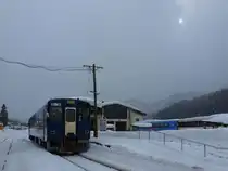 Akita Nairiku Bahn, Mittelteil: Die 29 km lange Verbindung zwischen Hitachinai im Norden und Matsuba auf dem Hochplateau von Zentral-Akita durch wilde Berg- und Schluchtenlandschaften konnte 1989 er�ffnet werden; ein besonders eindrucksvolles Bauwerk ist der 5,7 km lange Scheiteltunnel. Durch den Bau dieser Strecke entstand eine durchgehende Bahn von 94,2 km L�nge. Gleich wurden auch eindrucksvolle Touristen-Schnellz�ge eingef�hrt, doch wird wegen des enormen Defizits seit 2012 auch der schnellste Zug nur noch mit einem einfachen Einzeltriebwagen gefahren. Im Bild steht Wagen 8805 in Aniai abfahrbereit f�r die Fahrt ins Hochtal und durch den Scheiteltunnel, 14.Februar 2013. 