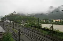 Hier die Ausfahrt Kufstein Bahnhof Richtung Innsbruck, gut zu sehen ist das Hochwasser vom Inn (rechts) 2.6.2013. Kein Zug f�hrt mehr nach Deutschland, bzw. kommt von M�nchen, Salzburg oder Wien nach Tirol. Gesperrt ist aber nur die Strecke zwischen Kiefersfelden und Kufstein. 