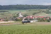 Am Abend zeigte sich endlich die Sonne, als diese Aufnahme vom nach Korneuburg fahrenden Triebwagen 5042.14 vor der Kulisse der Gemeinde Stetten entstanden ist (01.06.2013)