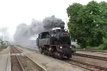 Auf der Fahrt von Retz nach Jemnice musste der Zug in Moravsk� Budějovice gewendet werden. Dieses Bild zeigt die Lokomotive 433 001 beim Umfahren des Zugs. (02.06.2013)