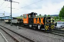 Tmf 2/2 Nr. 167,  Max , steht mit den Schotterwagen Xs 40 85 92-72 773-1 und 171-8 abgestellt in Lohn-L�terkofen, 02.06.2013.
