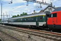 Der gr�ne A EWIV 50 85 10-75 201-9 am IR 2116 bei Ausfahrt in Solothurn, 26.05.2013.