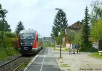 ... und h�lt kurz danach am verbliebenen Seitenbahnsteig in Eckersm�hlen. Links vom Zug lag fr�her ein weiteres Gleis, dessen Trasse aber am 26.6.07 schon zugewachsen war.