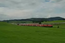 218 464-8 erreicht an einem sehr regnerischen Tag mit RE 32612, M�nchen Hbf - F�ssen, bei Weizern-Hopferau in K�rze ihren Zielbahnhof. August 2010