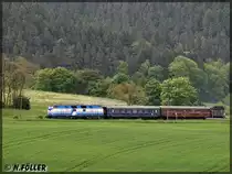 Am 2.6.2013 war die  Rennsteigbahn mit einem Gourmetzug unterwegs. Auf der R�ckfahrt nach Ilmenau ist der Zug zwischen Seltendorf und Gr�mpen unterwegs