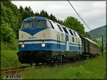 Der Gourmetzug der  Rennsteigbahn  mit 228 758 passiert den Bahn�bergang am ehemaligen Haltepunkt Gr�mpen am 02.06.2013