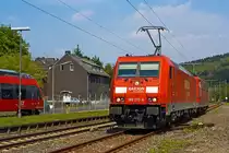 185 270-6 der DB Schenker Rail nimmt am 04.05.2013 in Brachbach (Sieg) die 151 150-0 an den Haken.
Die 151 150-0 hatte einen Trafo defekt.

Der Bahnhof hei�t hier Brachbach, liegt aber schon in der Gemarkung Mudersbach.
