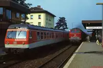 Im Bahnhof Hersbruck/r. Pegnitz �berholt 218 205-3 mit einem G�terzug im Juli 1985 614 011-5