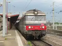 5 67 434 steht am 28. Mai 2013 mit einem Schnellzug nach Niederbronn im Stra�burger Hbf.