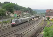 182 508 / ES64 U2-008 verl�sst am 02. Juni 2013 mit einem Sonderzug nach M�nchen Hbf den Bahnhof Kronach.