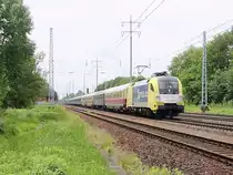 ES 64 U2-015 mit einem Sonderzug (DPE 25711) aus Stuttgart zum DFB Pokalendspiel in Berlin am 01. Juni 2013 auf dem s�dlichen Berliner Au�enring in H�he Diedersdorf.