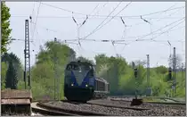 Die V 107 der Rurtalbahn f�hrt mit einen �bergabezug am Haken durch den Bahnhof in
Eschweiler (Rhl). Bildlich festgehalten Anfang Mai 2013.