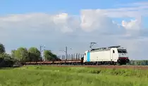 Am 28.Mai 2013 war E186 137 mit leeren TWA-Holzwagen s�dlich von Elze(Han) auf dem Weg nach Butzbach.