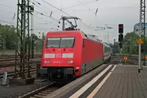 Am 31.05.2013 schob 101 032-1 den IC 2385 von Berlin S�dkreuz nach Karlsruhe Hbf. Hier ist sie bei der Ausfahrt aus Darmstadt Hbf. Seit der HU der Lok besitzt sie, wie DB Schenker Lokomotiven, kein DB-Logo auf der Seite mehr.