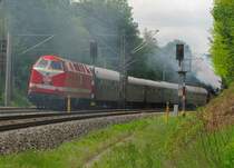 MEG 302 als Schlulok am DPE 32859 von Weimar nach Leinefelde, am 25.05.2013 bei Ingersleben. Der Sonderzug war auf  Thringen Rundfahrt  im Rahmen des 18. Eisenbahnfestes vom TEV im ehem. Bw Weimar.