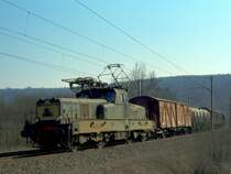 Frankreich, Meuse, SNCF  Bgeleisen  des Typs BB-12000, bei Montmdy, mit einem Gterzug, Scan eines Dias aus dem Jahr 1976