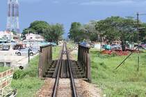 Blick vom letzten Wagen des ORD 446 auf den Bf. Chaiya, Blickrichtung Ban Thung Pho Junction, am 17.Mai 2013. 

