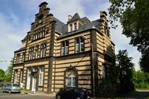 Fast wie ein Eisenbahnschlo wirkt das ehemalige Empfangsgebude des Bahnhof Kruft an der Kbs 478. Auch wenn er der Vulkaneifel Triebut zahlt, kann er seine Wurzel bei der Rheinischen Eisenbahngesellschaft zu Cln nicht verleugnen...
Denn diese Gesellschaft hatte diese etwas orientalisch anmutenden Hochbauten bei ihren Liegenschaften im damaligen Betriebsgebiet berall so oder hnlich erstellen lassen. Foto zeigt die Straenansicht am 2. Juno 2013