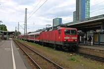 Am 09.05.2013 stand 143 308-5 mit einer vierteiligen Hllental-Garnitur abfahrbereit auf Gleis 7 in Freiburg (Brsg) Hbf. Schublok hinten war 143 972.