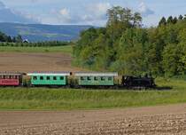 DBB: Ed 3/4 51 ex BSB (1906) vor zwei ehemaligen Personenwagen der Oesterreichischen Bundesbahn (1911-1916) bei Biberist am 2. Juni 2013.
Foto: Walter Ruetsch