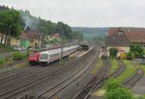 Ein IC berholt am 02. Juni 2013 die 185 264-9 mit Kohlezug in Kronach.