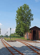 2006 wurden die Gleise der Strecke Grevesmhlen - Kltz (KBS 783 der DR) endgltig entfernt, nachdem der regulre Personenverkehr schon 1995 endete. Allerdings blieben wichtige Gebude erhalten, wie hier der Lokschuppen im Endbahnhof Kltz, auch das EG steht noch. Seit 2012 werden etwa 6 der ehemals 15 Kiolometer wieder aufgebaut, allerdings nicht mit 1435 mm, sondern nur mit 600 mm Spurweite.
Am 30.05.2013 war im Nordwesten von MeckPomm herrliches Wetter, Grund genug, mal den Stand der Arbeiten in Augenschein zu nehmen. Nach Auskunft einer Mitarbeiterin vor Ort soll die Erffnung im Juli 2014 stattfinden.
brigens, die bekannte Segmentdrehscheibe existiert noch und wird derzeit auch fr die Schmalspur umgerstet. 