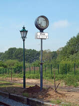 Die offensichtlich nicht ganz funktionstchtige Uhr auf dem Mittelbahnsteig des Bahnhofs Kltz ist schon lteren Datums, die Lampe dagegen wurde erst am Vortag aufgestellt, leider nicht ganz gerade. Am 30.05.2013 war kaum ein Wlkchen am norddeutschen Himmel, ganz im Gegensatz zu den sdlicheren Gefilden Deutschlands.