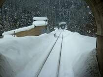 Akita Nairiku Bahn, Mittelteil, Abstieg vom Scheiteltunnel nach Norden: Durchfahrt durch den kleinen Bahnhof Oku Ani, eines der obersten Bergdrfer. In Wagen 8805, 14.Februar 2013.