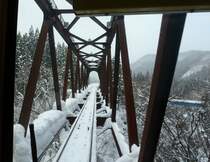 Akita Nairiku Bahn, Mittelteil, Abstieg vom Scheiteltunnel nach Norden ber Brcken und Schluchten. Unterhalb Oku Ani, in Wagen 8805, 14.Februar 2013. 