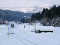 Akita Nairiku Bahn, Mittelteil: Kreuzung mit dem hellblauen Wagen 8807 in Kami Hinokinai, 14.Februar 2013. 