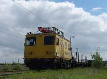 Die Elektrifizierung schreitet voran.
Nur noch wenige Kilometer fehlen bis zum L�ckenschlu� zwischen Plauen oberer Bahnhof und Hof.
97 99 01 511 17-5 Balfour Beatty GmbH, Wiener Neudorf - �BB 9981 9231 023-8
ex �BB X 051 008-2 Bauart: MTW 10 abgestellt in Reuth Vogtland am 23.05.2013.
Bahnstrecke 6362 Leipzig - Hof. Anschlu�gleis Derichebourg Reuth.