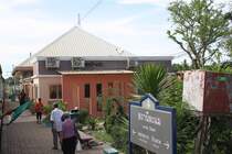 Neu erichtetes Aufnahmsgeb�ude des Bf. La Mae, Blickrichtung Nong Pla Duk Junction, am 17.Mai 2013. 

