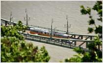 Strassenbahn Budapest Linie 47 auf der Szabads�g h�d/Freiheitsbr�cke. (11.05.2013)