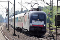 ES 64 U2-026 mit HKX 1803 bei der Durchfahrt in Rotenburg(W�mme) 31.5.2013