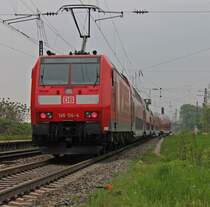 Am 02.05.2013 schob die Freiburger 146 114-4  Baden-W�rttemberg erfahren  einen RE nach Offenburg aus dem Bahnhof in Kenzingen raus.