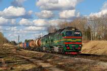 2M62UP-0112 mit G�terzug in Cesis (01.05.2013)