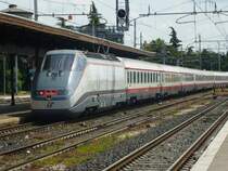 Der  Italienische ICE  von Trenitalia verl�sst am 30.Mai 2013 im Bahnhof Verona P.N.