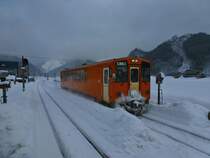Akita Nairiku Bahn, S�dabschnitt: Der orange Wagen 8803 in Yatsu, 14.Februar 2013. 