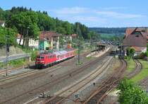 111 185-5 zieht am 06. Juni 2013 eine Regionalbahn nach Bamberg aus Kronach heraus.