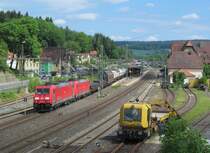 185 402-5  Green Cargo  und eine weitere 185 ziehen am 06. Juni 2013 einen gemischten G�terzug durch Kronach.