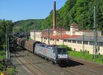 185 408-2 von TXL zieht am 06. Juni 2013 einen H-Wagenzug durch Kronach in Richtung Saalfeld.