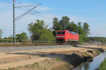 Offensichtlich wird der Streckenneubau getestet. Seit zwei Tagen pendelt die 152 029-5 zwischen Neustrelitz und Oranienburg, so in Nassenheide am 06.06.2013.
Am 09.06.2013 soll die Strecke wieder eingleisig in Betrieb gehen.