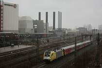 MRCE Dispolok/TXL ES 64 U2-011 zieht am 4.1.13 einen ODEG Ersatzzug durch Berlin-Westhafen.