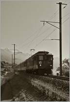 Totgesagte legen l�nger: �berraschend kam mir der 72 j�hrige De 4/4 110 021-3 entgegen! Da fotografierte ich gegen alle Vernunft und Regel gegen die Sonne...
Niederried, den 5. Juni 2013 