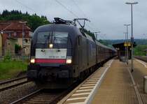 ES 64 U2 - 008 BoxXpress mit Fu�ballsonderzug am 02.06.2013 um 6:15 Uhr in Kronach. 