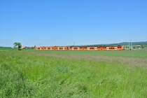 RE 1167 bei Urtenen. Der Zug verkehrte heute als Mischtraktion Next 22-Seconda 69 (ohne 1. Kl), 06.06.2013.