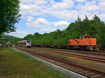 Bahnhof Herdorf am 06.06.2013: 
Auf Gleis 2 h�lt gerade der VT 118 ein Stadler GTW 2/6 der Hellertalbahn, er kommt aus Betzdorf und f�hrt Richtung Neunkirchen. 
Auf Gleis 4 hat die MaK G 1205 der northrail 274 104-5 (98 80 0274 104-5 D-NTS) mit leeren Sammnps-Schwerlastwagen noch Hp 0, bevor sie Richtung Betzdorf weiterfahren kann. Die MaK wurde 1993 unter der Fabriknummer 1000892 gebaut.
