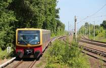 6.6.2013 S8 nach Gr�nau f�hrt in Pankow-Heinersdorf ein.